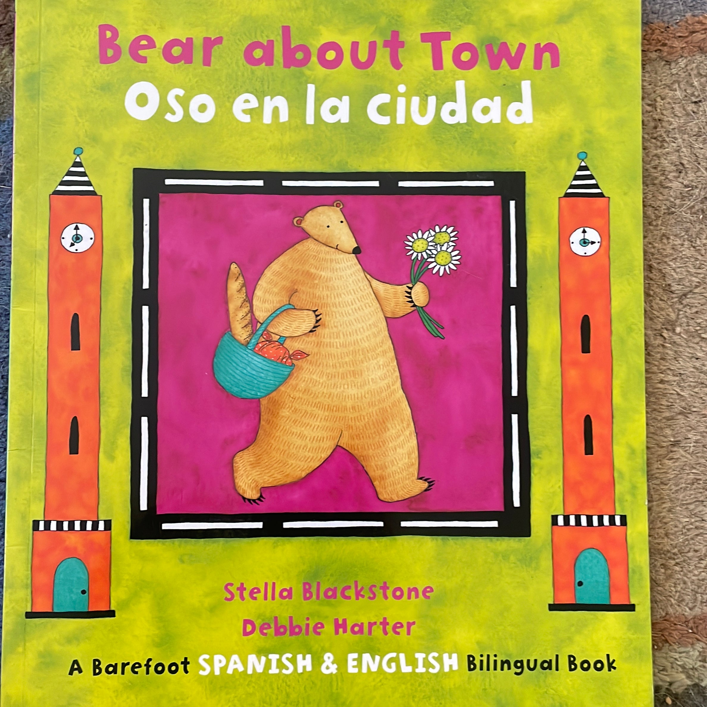 Bear about Town (Oso en las Ciudad)