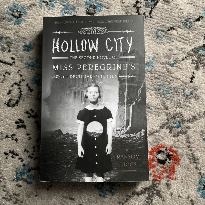Hollow City (The Second Novel of Miss Peregrine’s Peculiar Children)