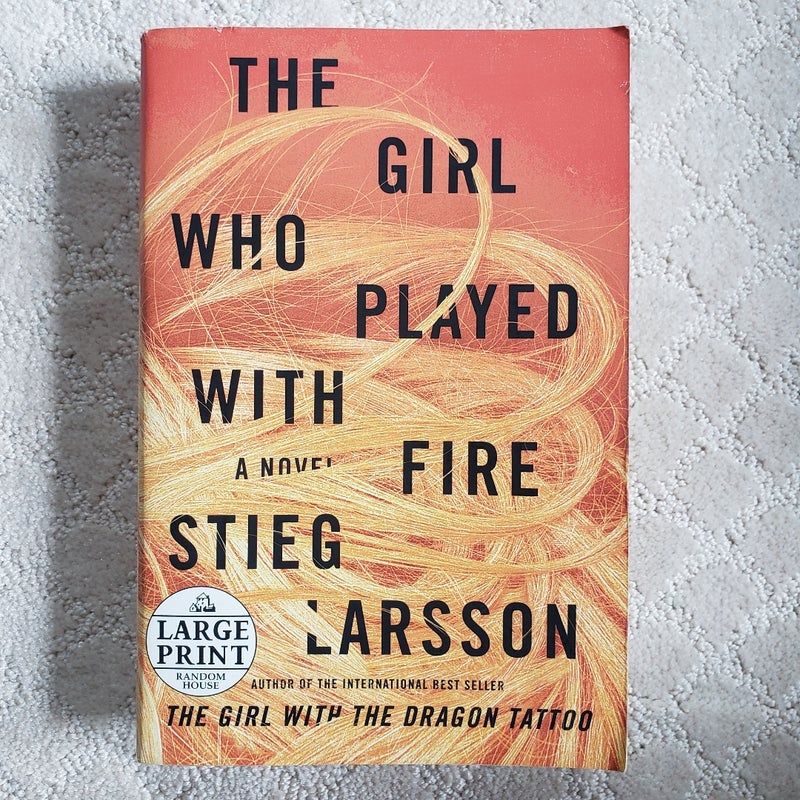 The Girl Who Played with Fire (Large Print Edition)