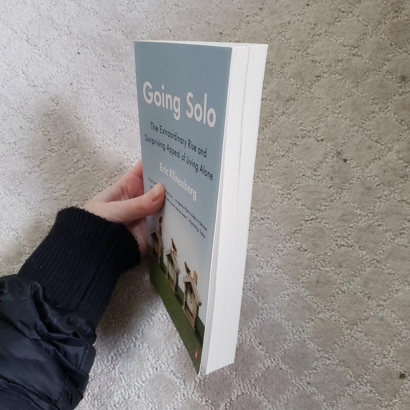 Going Solo : The Extraordinary Rise and Surprising Appeal of Living Alone