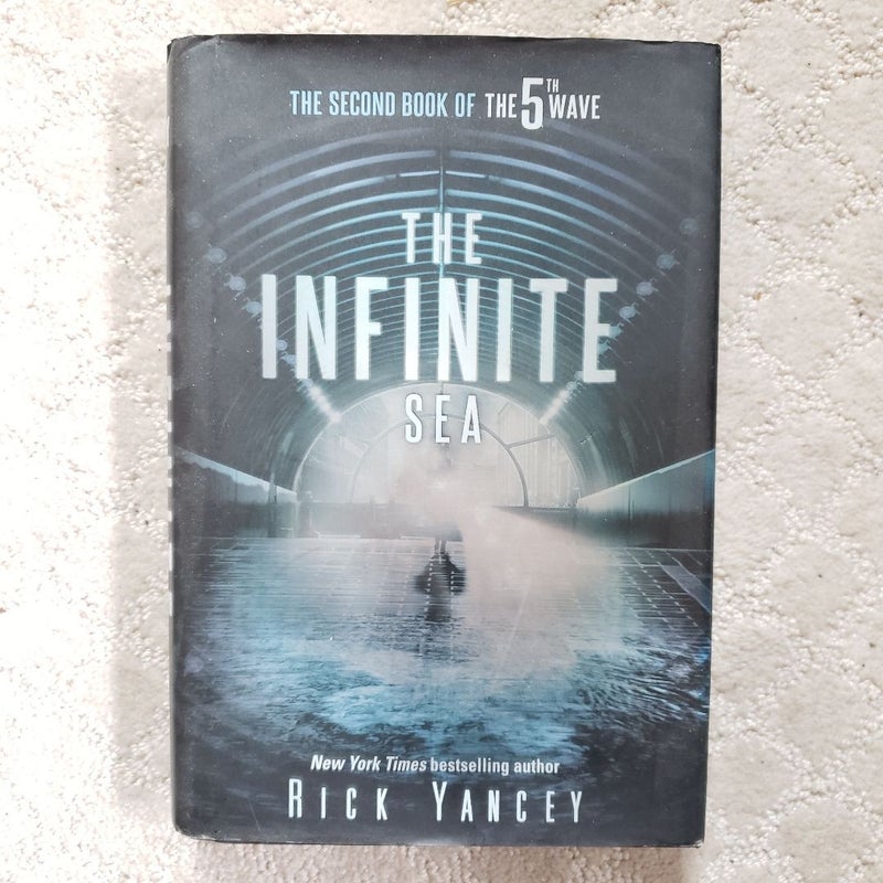 The Infinite Sea (The 5th Wave book 2)