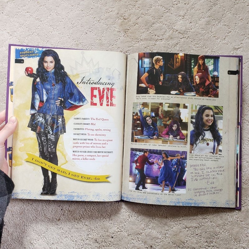 Disney Descendants Yearbook