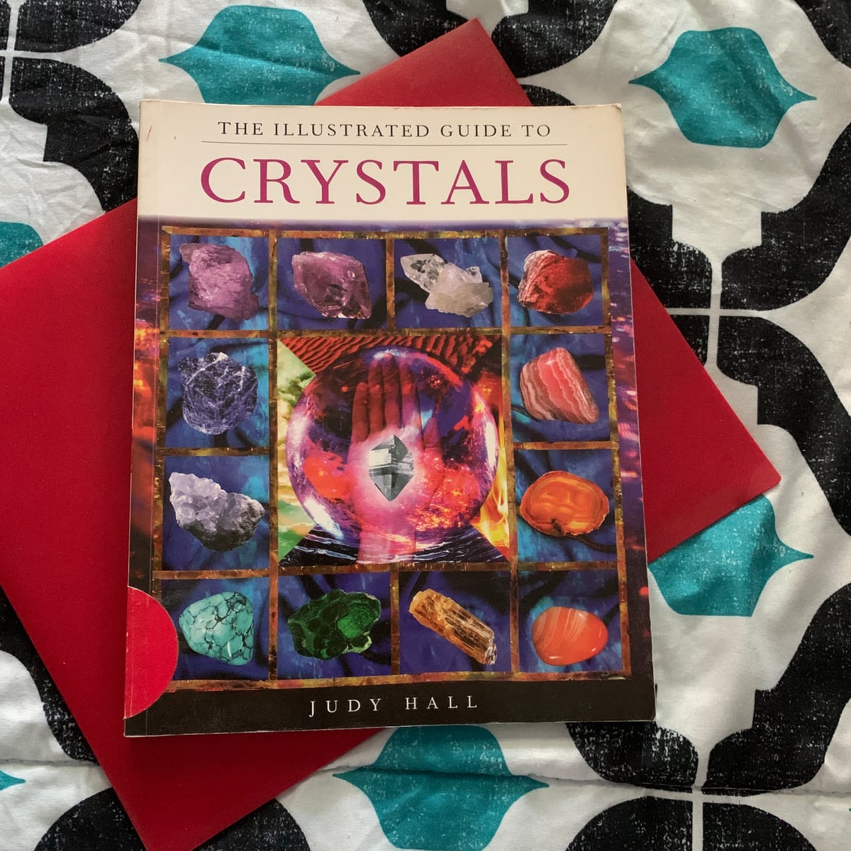 The illustrated guide to crystals