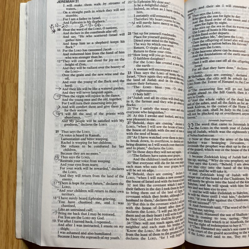 New American Standard Bible Paberback