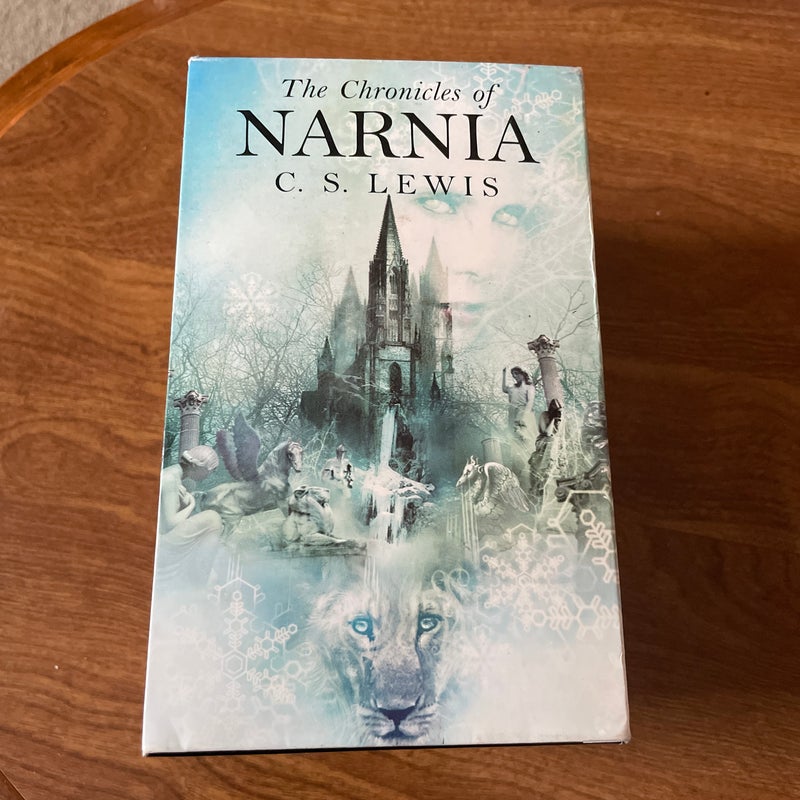 The Chronicles of Narnia Rack Paperback 7-Book Box Set