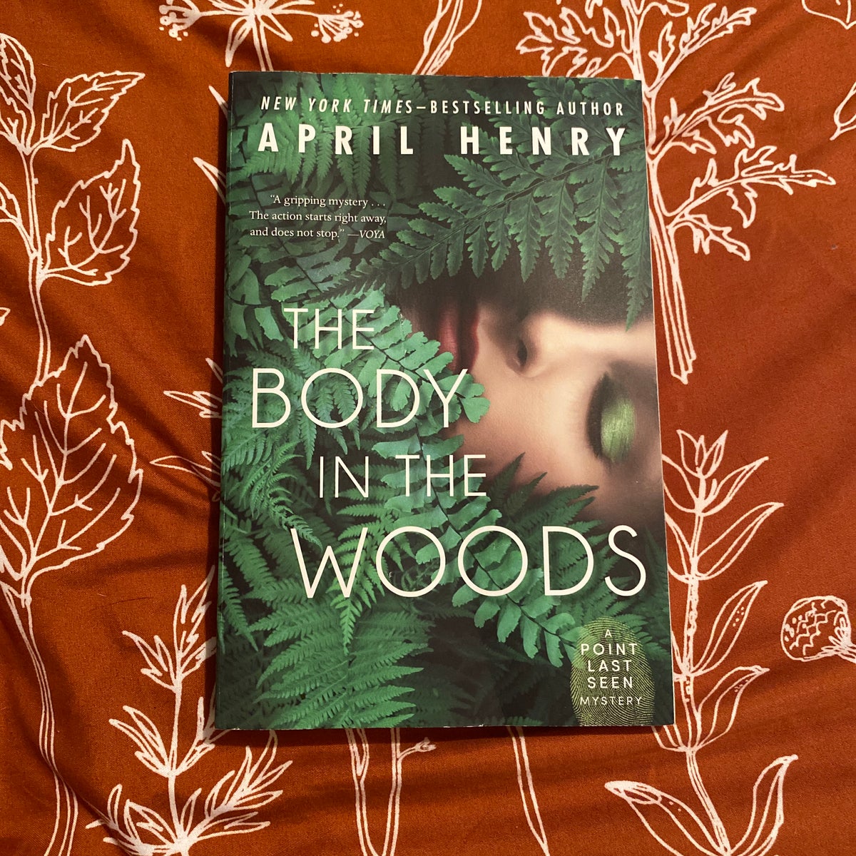 The Body in the Woods (1st in the Point Last Seen series) - APRIL HENRY,  WRITER