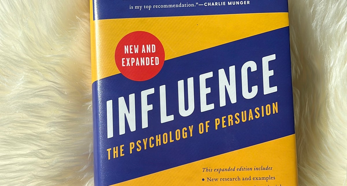 Influence, New and Expanded: The Psychology of Persuasion: Cialdini PhD,  Robert B: 9780062937650: : Books