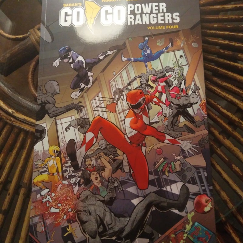 Saban's Go Go Power Rangers Vol. 4