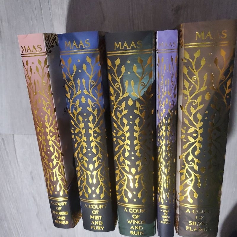 Acotar custom dust jackets from France with books 