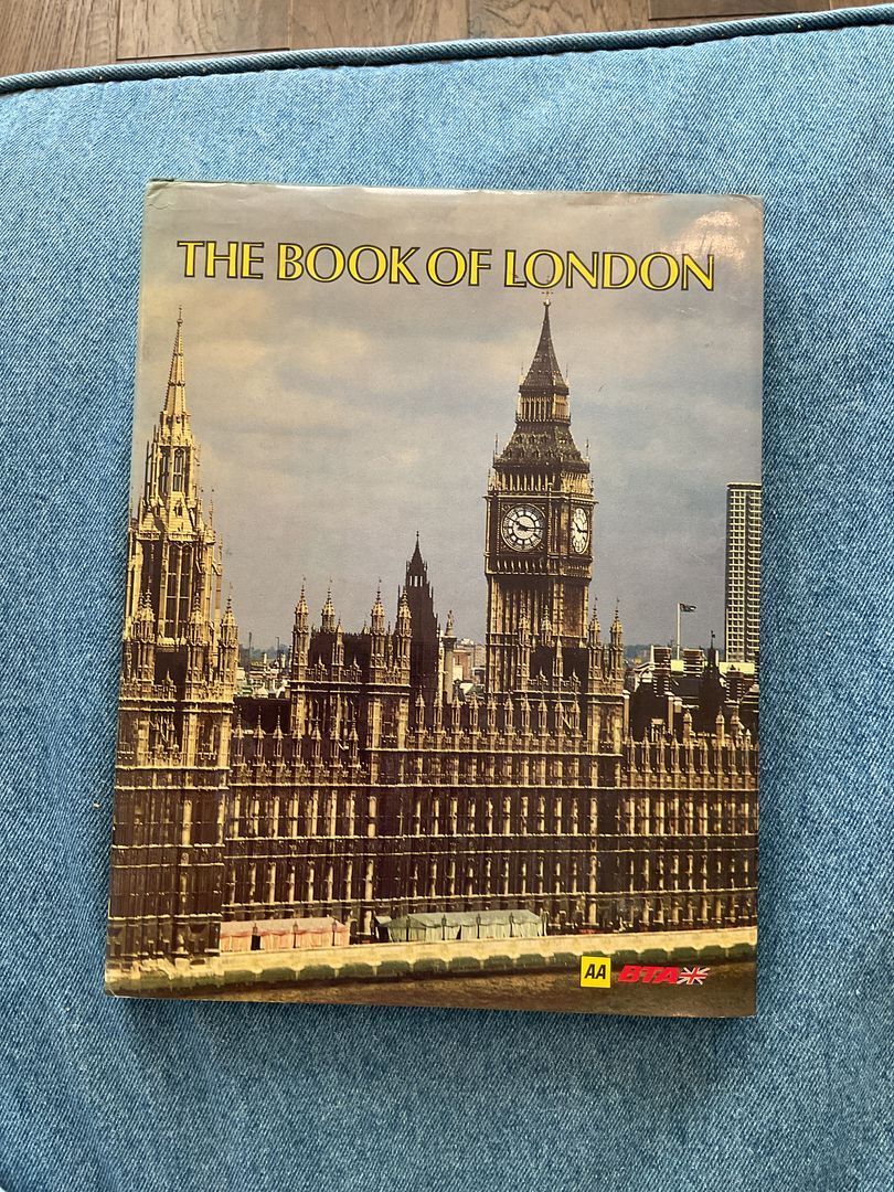 The Book of LONDON　Automobile Association Publishing　1982年
