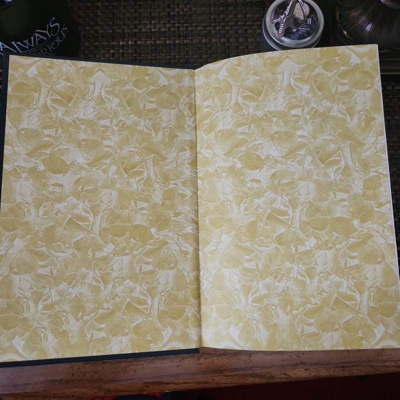 (SIGNED FAIRYLOOT)The Hazel Wood