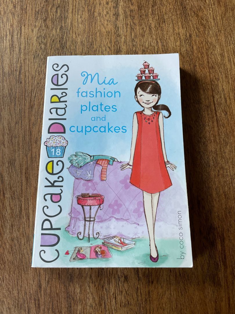 Mia Fashion Plates and Cupcakes