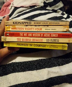 5 vintage pulp paperback books bundle!