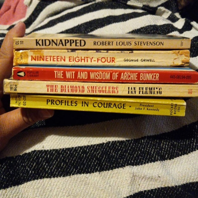 5 vintage pulp paperback books bundle!