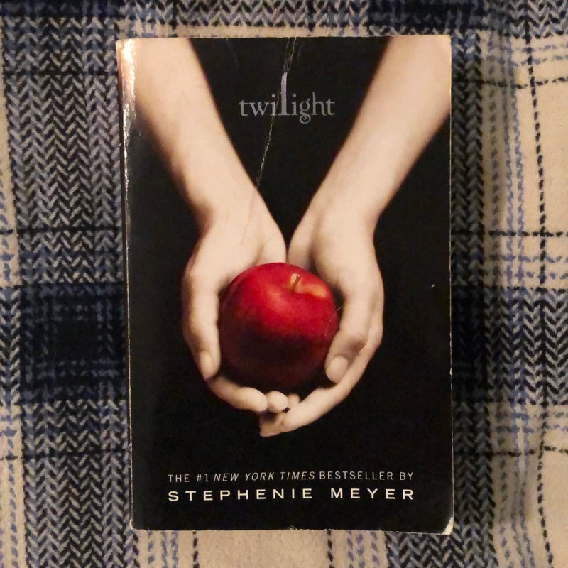 Twilight (The Twilight Saga, Book 1)