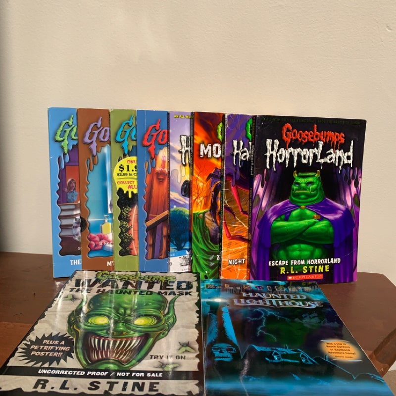 Assortment of Goosebumps and R L Stine horror books 