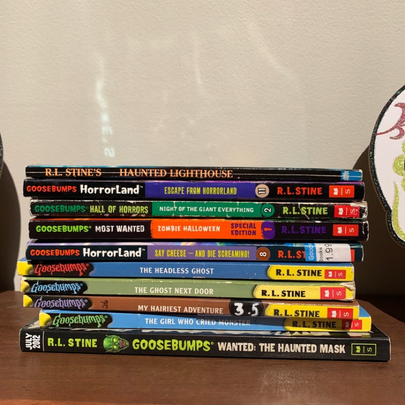 Assortment of Goosebumps and R L Stine horror books 