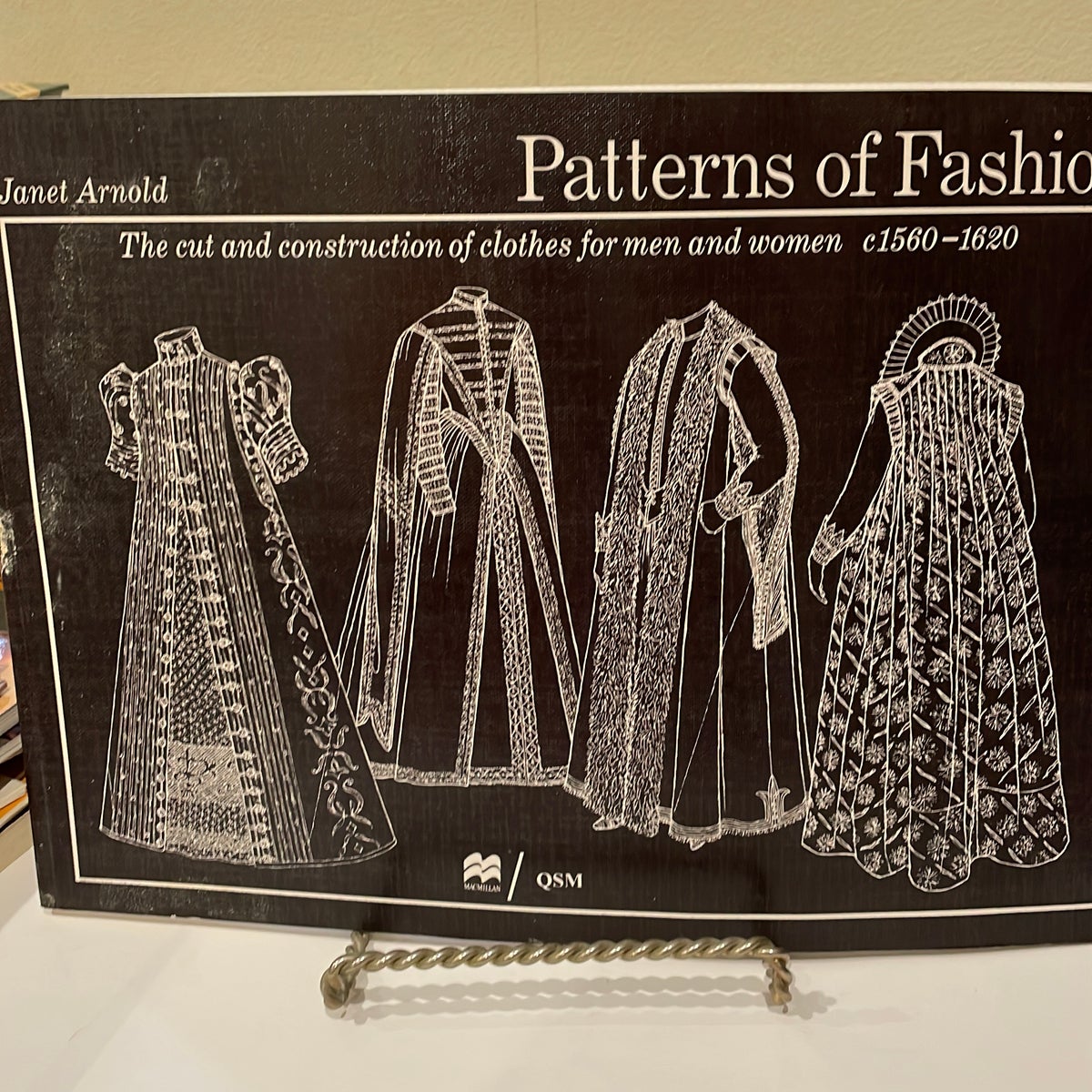 Patterns of Fashion, 1560-1620 by Janet Arnold | Pangobooks