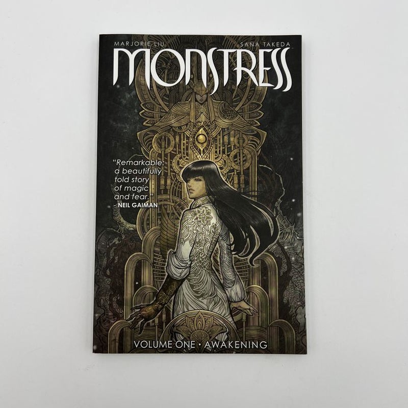 Amazon.com: Monstress Volume 1: Awakening: 9781632157096