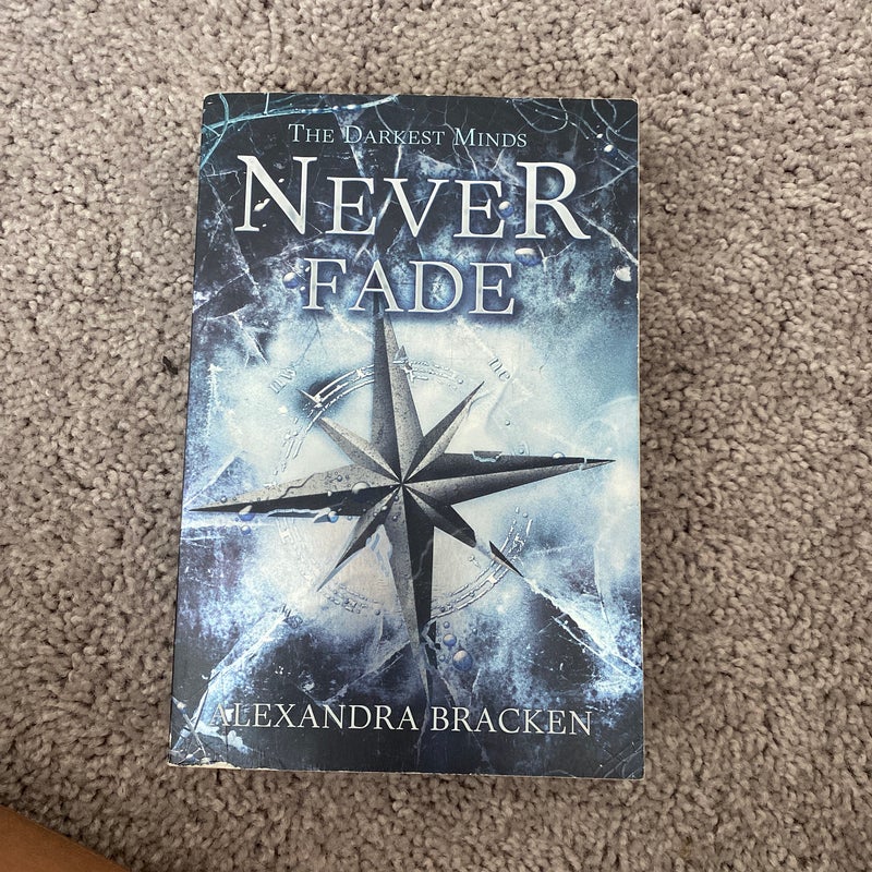 Never Fade (a Darkest Minds Novel)