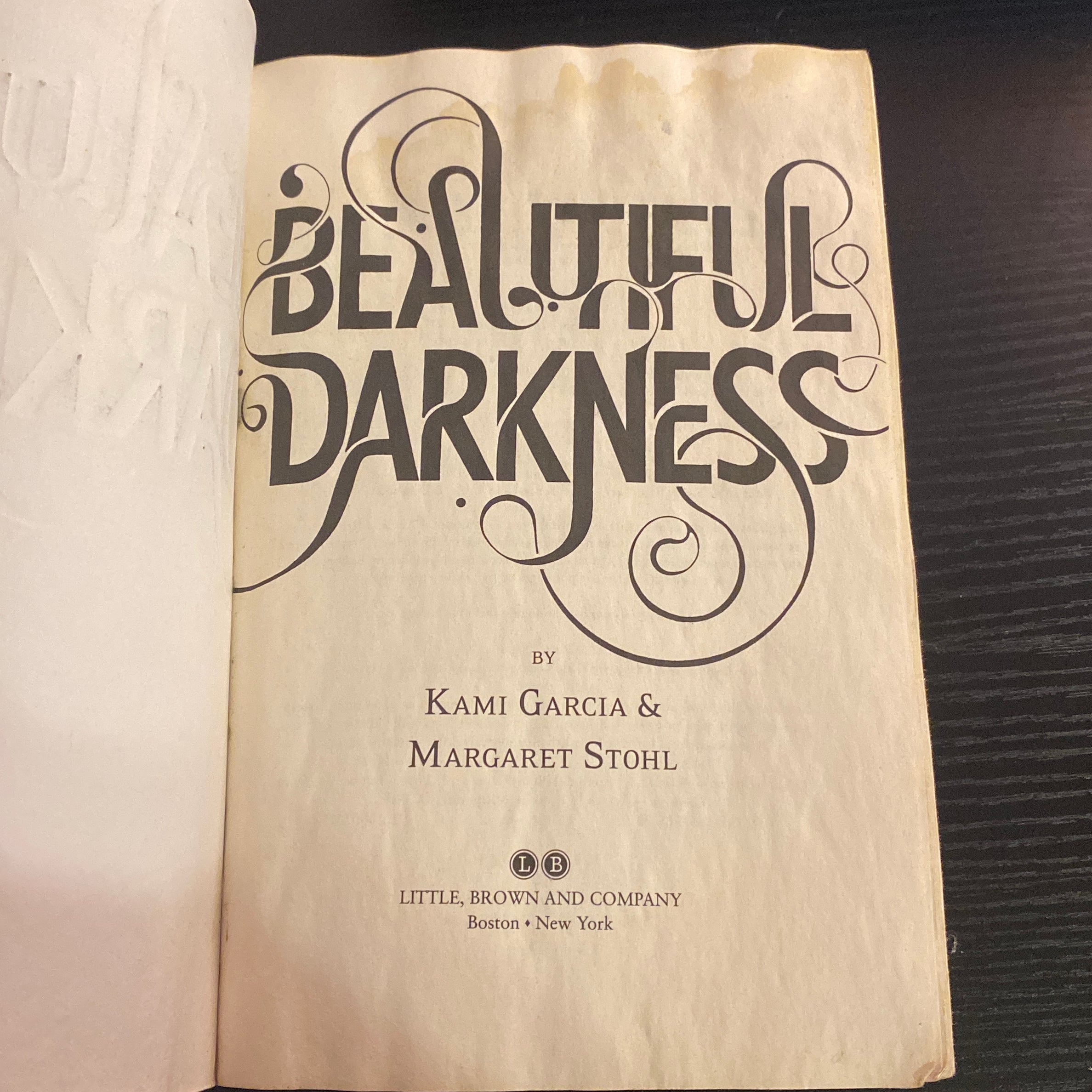 Beautiful Darkness By Kami Garcia & Margaret Stohl, Paperback | Pangobooks