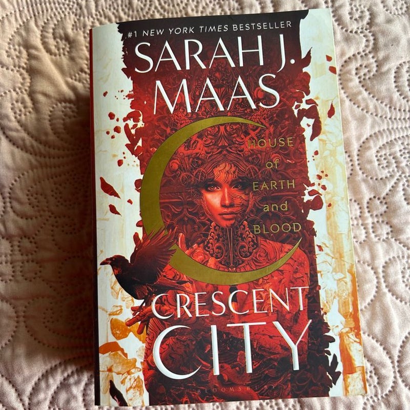 crescent city sarah j maas (house of earth and blood) paperback LIKE NEW 