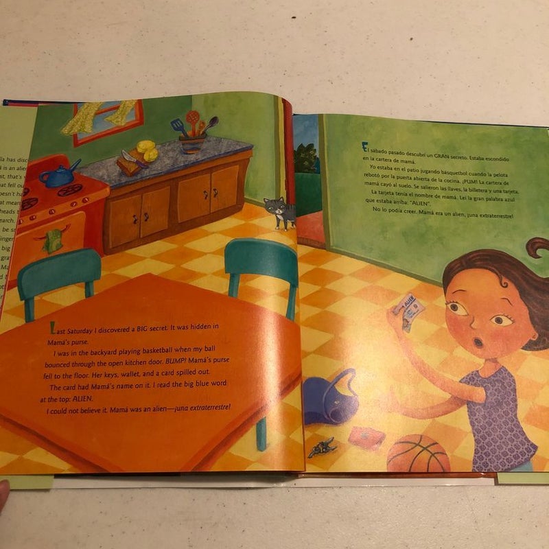 Mama the Alien/Mama la Extraterrestre (Bilingual Edition) (Spanish and English Edition)