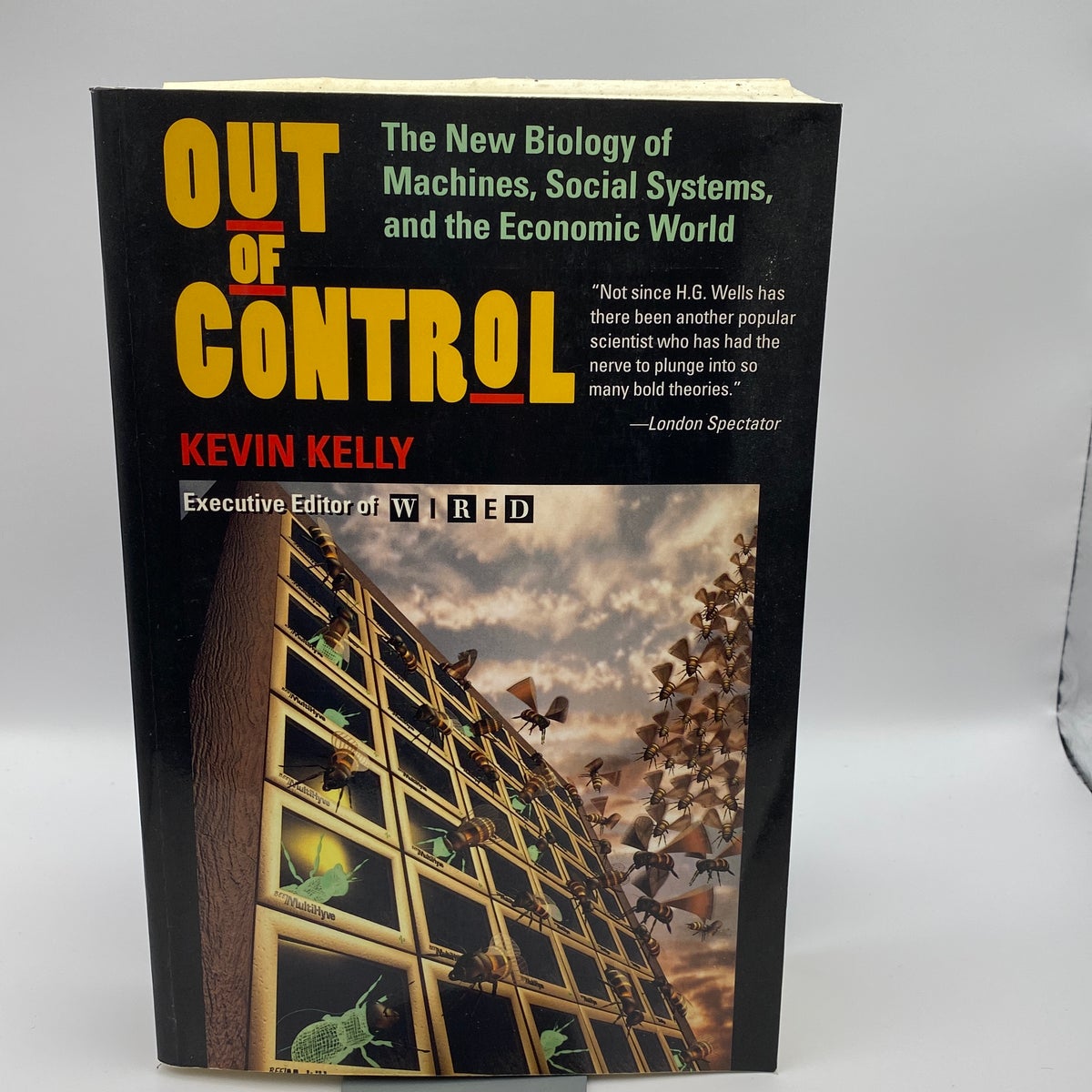 Out of Control: The New Biology of Machines, Social Systems, & the Economic  World: Kelly, Kevin: 9780201483406: : Books