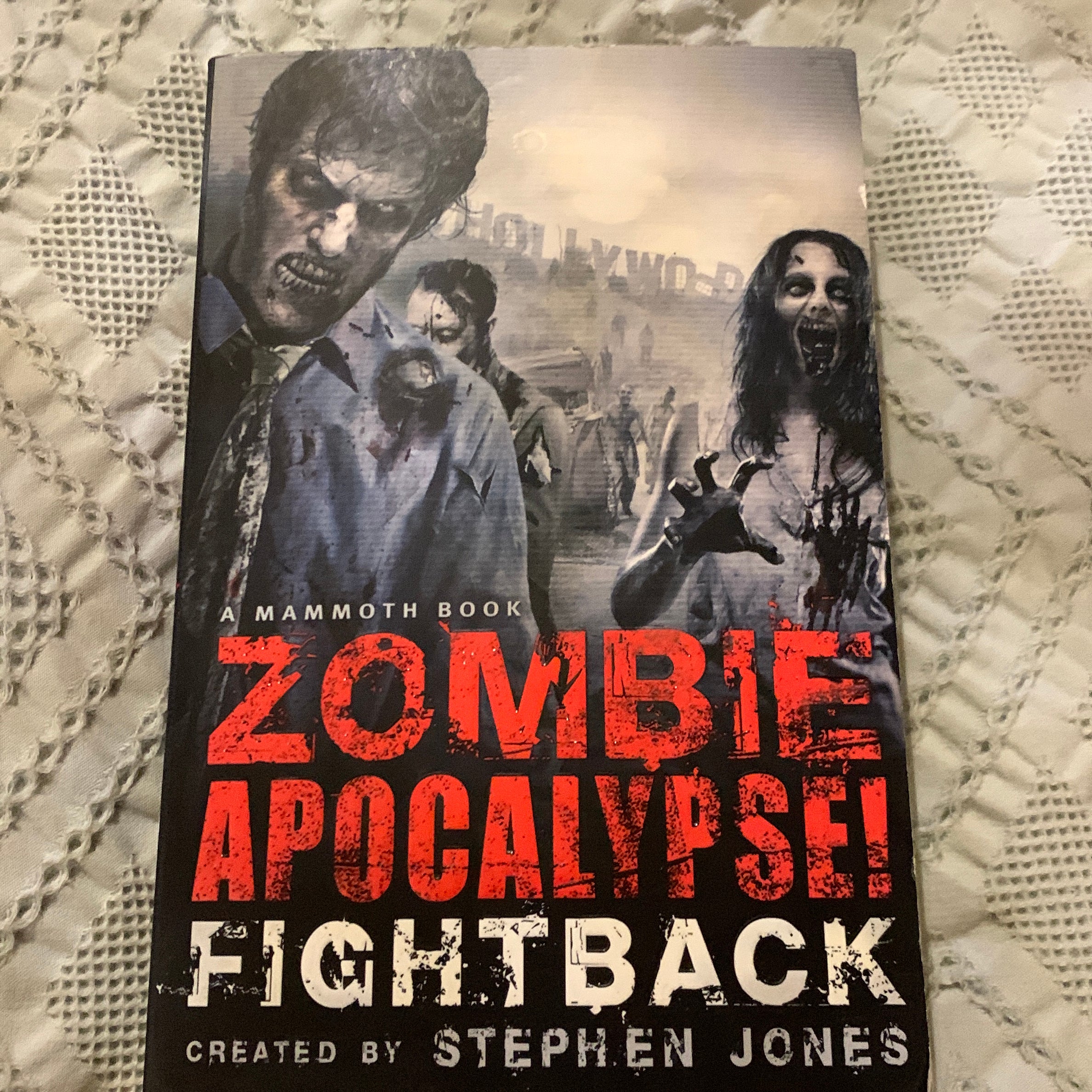 The Mammoth Book of Zombie Apocalypse! Fightback