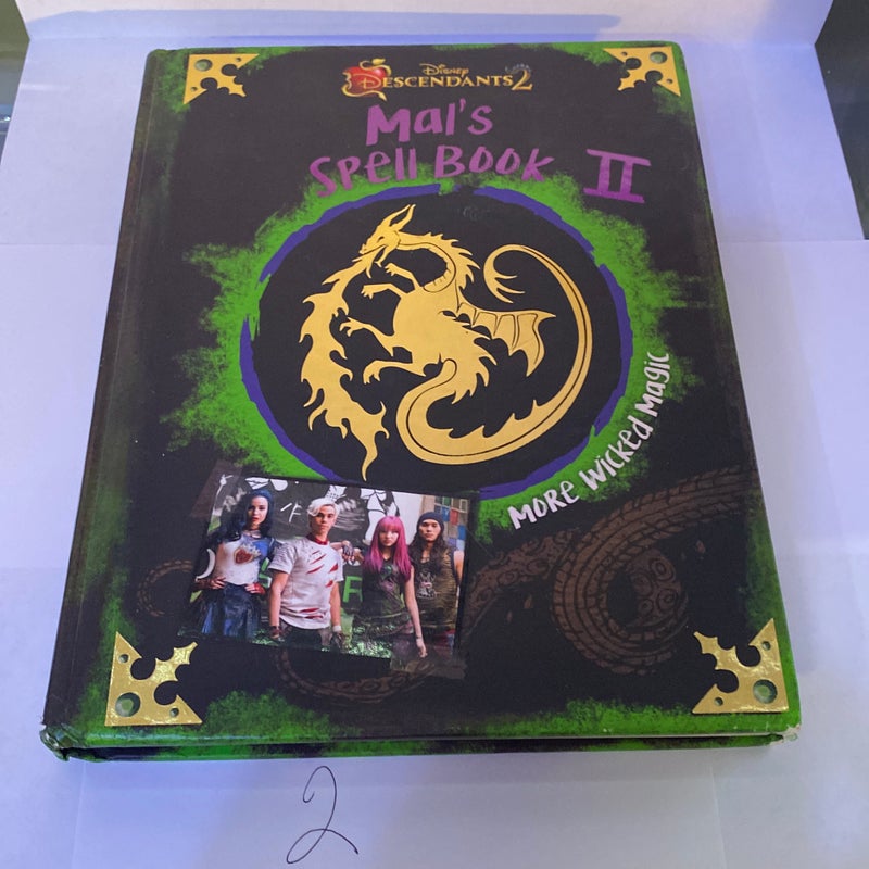 Descendants 2 : Mal's Spell Book 2: More Wicked Magic