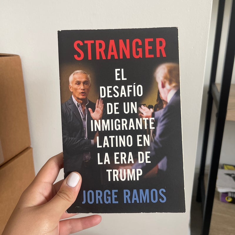 Stranger (Spanish Edition) / Stranger- the Challenge of a Latino Immigrant in the Trump Era