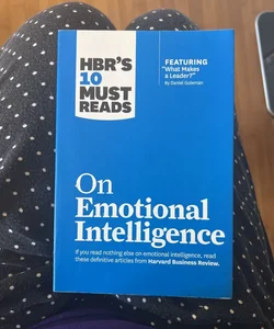 HBR's 10 Must Reads on Emotional Intelligence (with Featured Article What Makes a Leader? by Daniel Goleman)(HBR's 10 Must Reads)