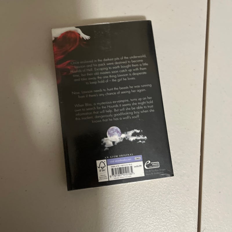 Wolf Pact by Melissa De la Cruz, Paperback Pangobooks