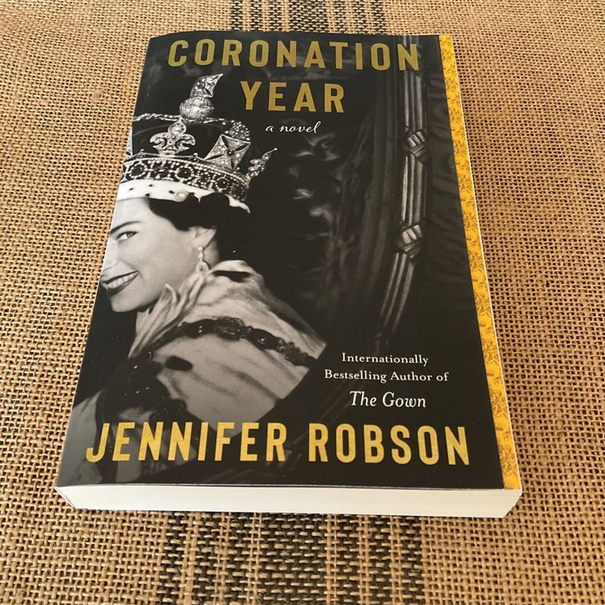 Coronation Year by Jennifer Robson, Paperback | Pangobooks