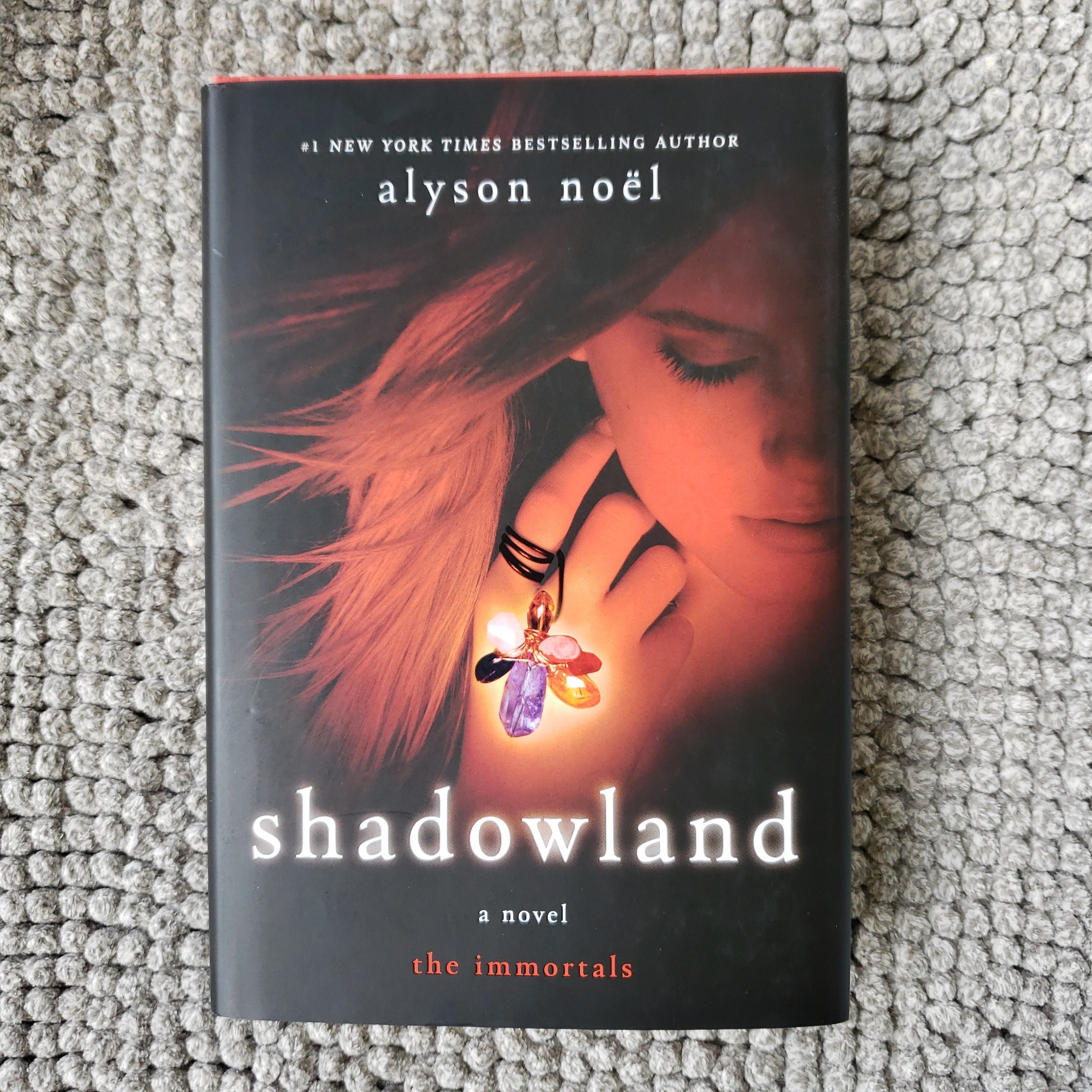 Shadowland　Noël,　by　Alyson　Hardcover　Pangobooks
