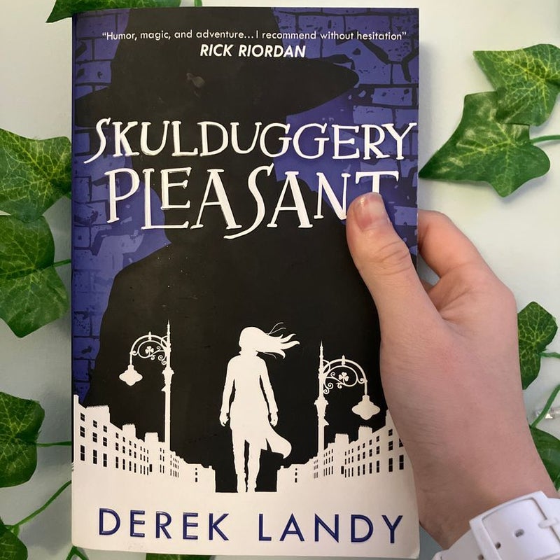 Skulduggery Pleasant (Skulduggery Pleasant, Book 1)