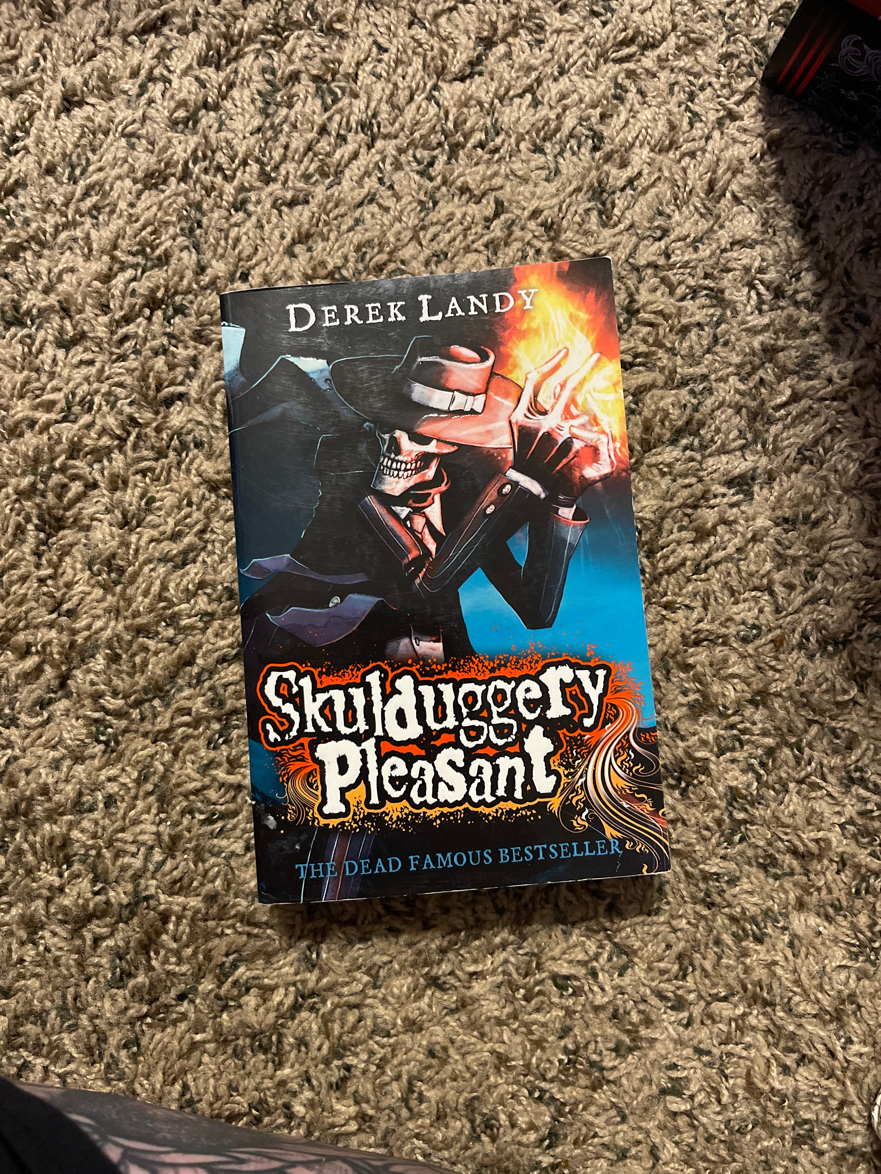 Skulduggery Pleasant (Skulduggery Pleasant, Book 1)