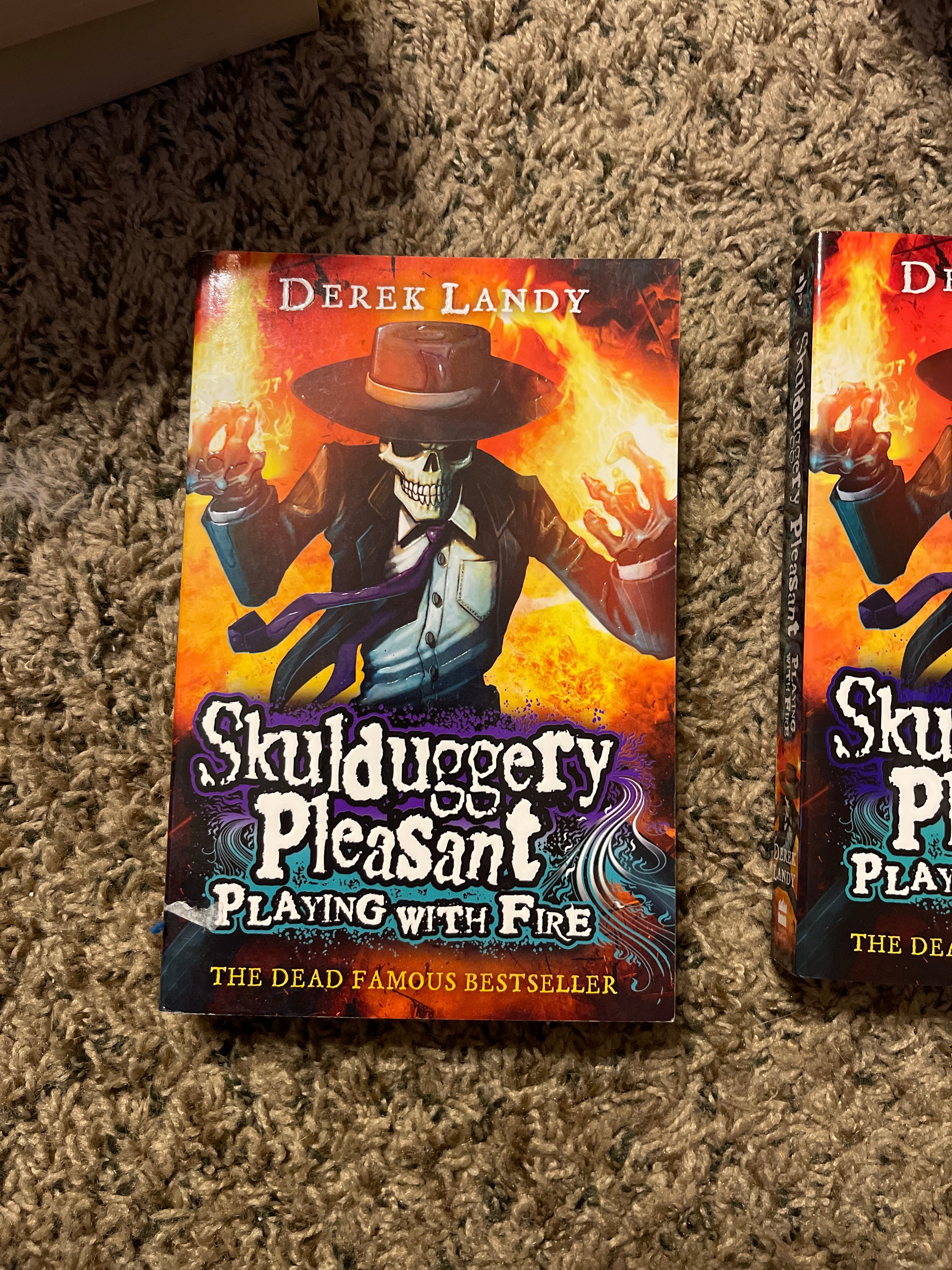 Playing with Fire (Skulduggery Pleasant, Book 2)