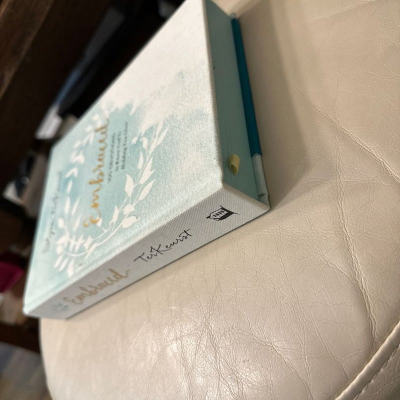 Embraced by Lysa TerKeurst, Hardcover Pangobooks