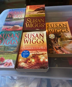 LOT OF 5 SUSAN WIGG PAPERBACKS LAKESIDE COTTAGE, PASSING THROUGH PARADISE, TABLE FOR FIVE, SUMMER BY THE SEA, HOME BEFORE DARK