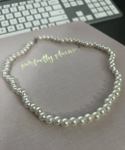 Lustrous pearl necklace and freebie stickers!