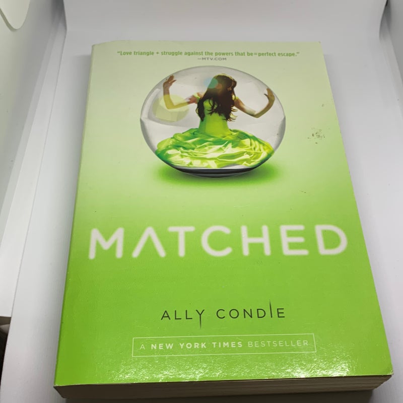 Matched , crossed , reach trilogy 