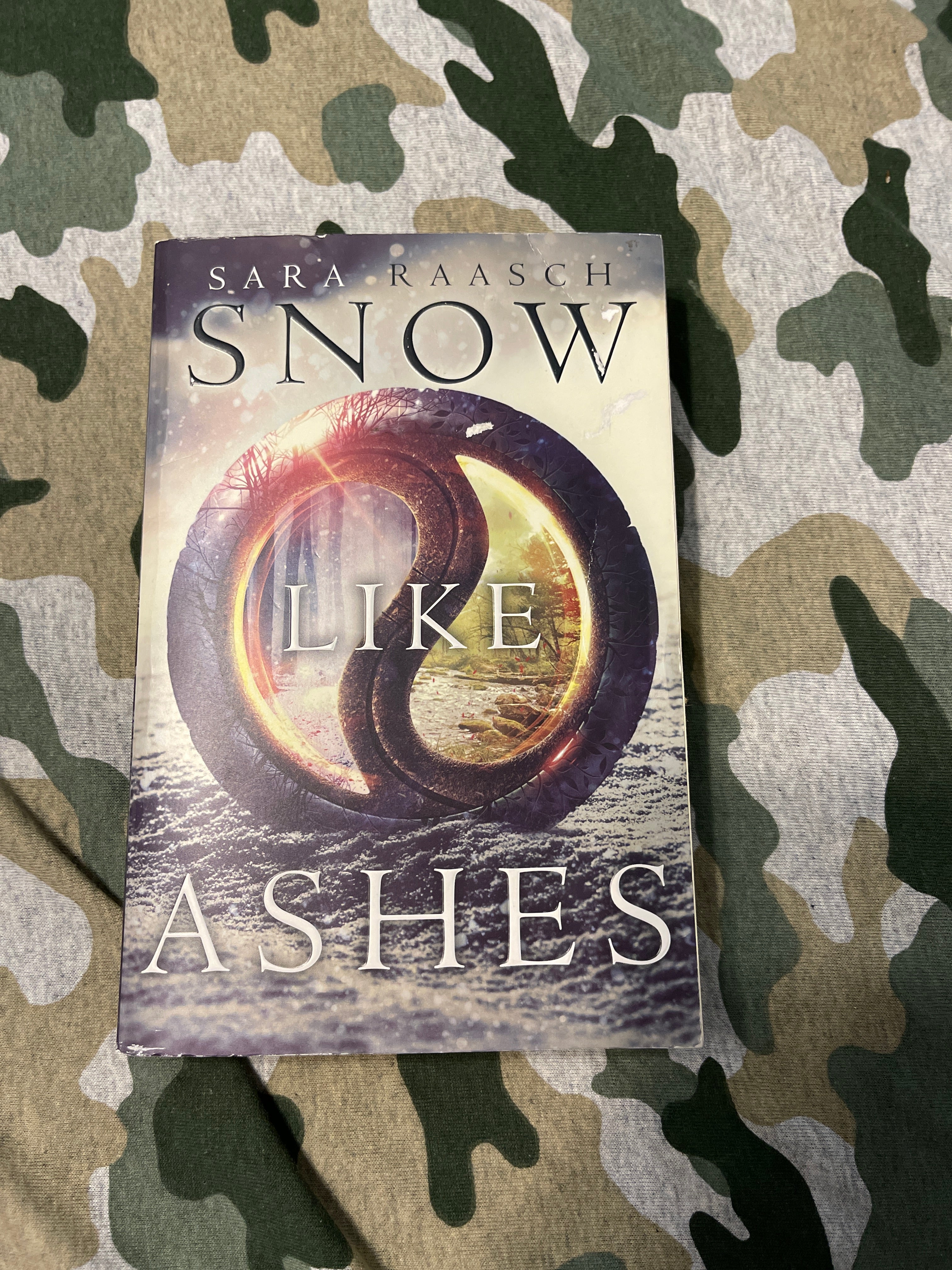 洋書 Snow Like Ashes / Sara Raasch Trilogy Amazon.com: Snow Like Ashes (Snow Like Ashes, 1