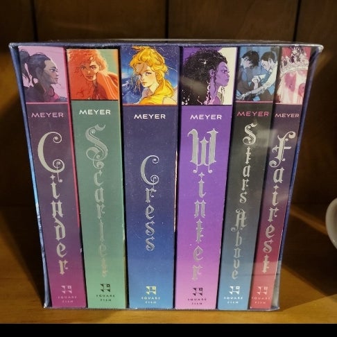 The Lunar Chronicles Boxed Set: Cinder, Scarlet, Cress, Fairest, Stars above, Winter