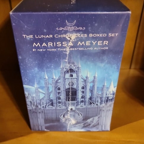 The Lunar Chronicles Boxed Set: Cinder, Scarlet, Cress, Fairest, Stars above, Winter