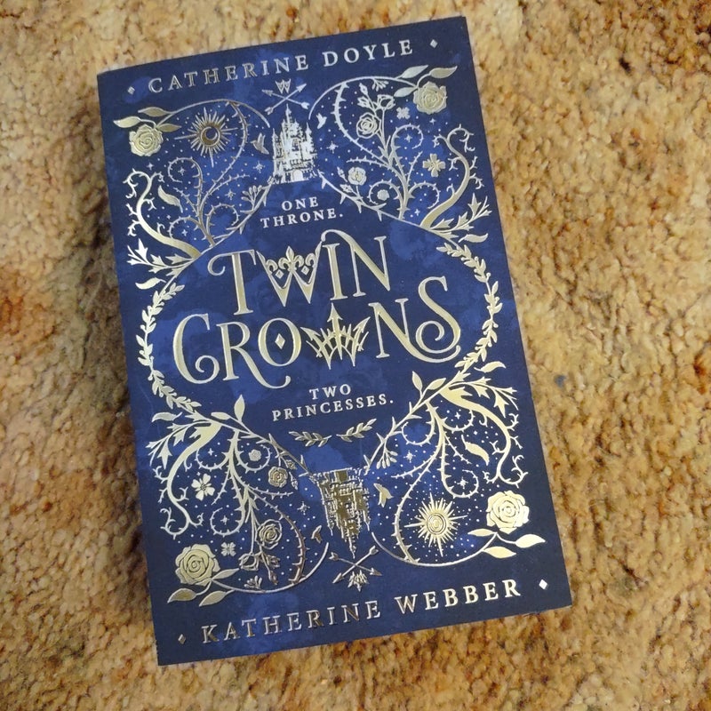 Twin Crowns *fairyloot did come with bent pages 