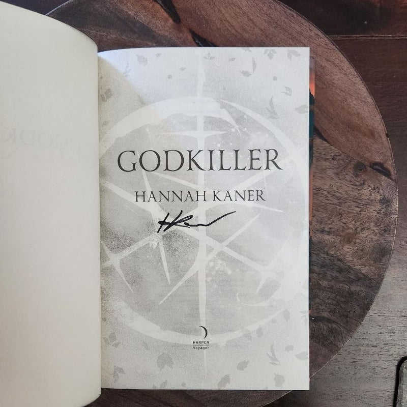 Store Waterstones Godkiller by Hannah Kaner