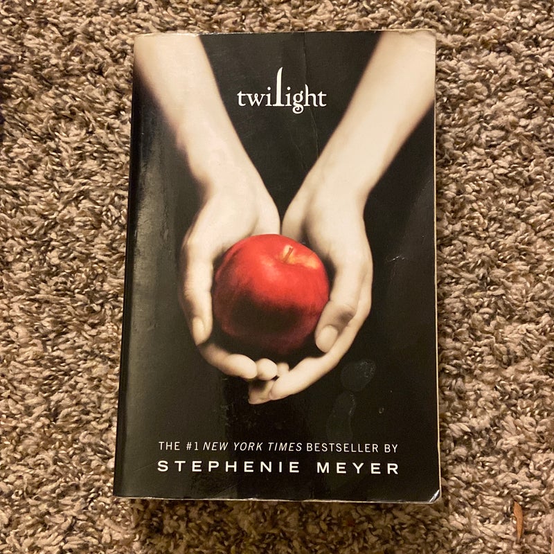 Twilight (The Twilight Saga, Book 1)