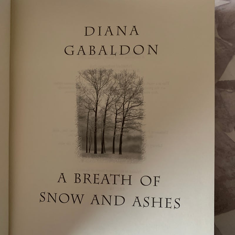 A Breath of Snow and Ashes (Outlander #6)