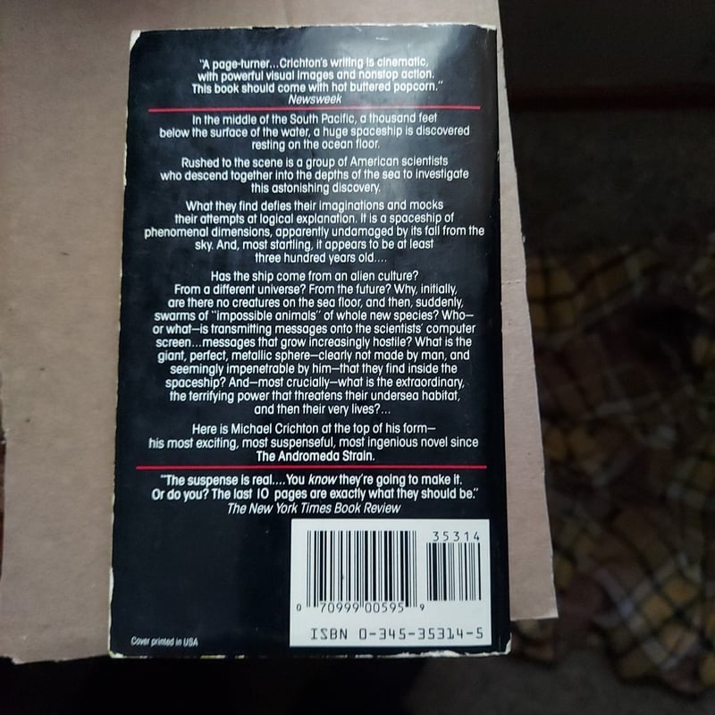 Sphere by Michael Crichton , Paperback | Pangobooks